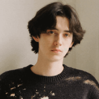 Miniatura de baja calidad de un hombre con suéter negro