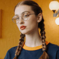 Miniatura de baja calidad de una mujer con coletas