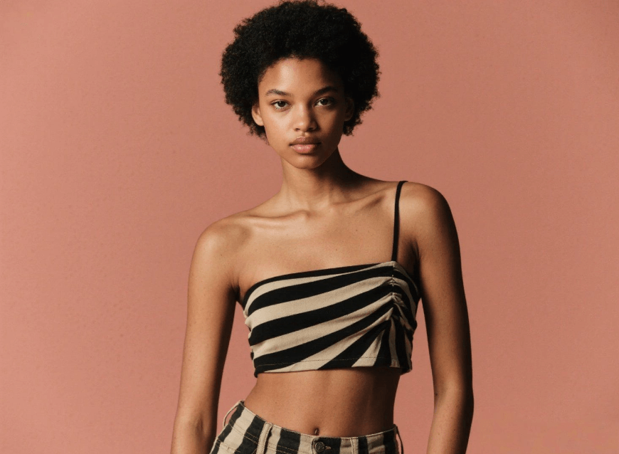 Remova uma mulher com um uniforme de líder de torcida e troque por um biquíni rosa