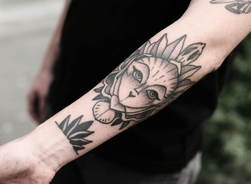 AI로 타투를 디자인하고 팔뚝에 적용해 보는 모습