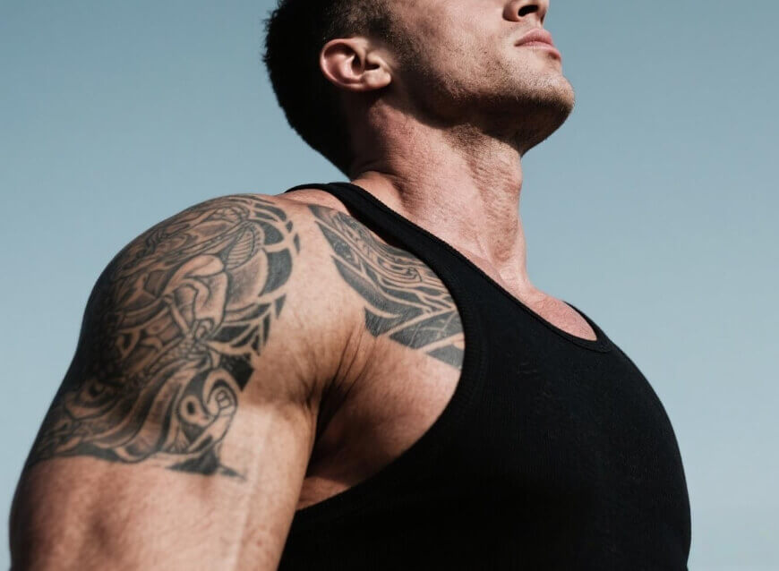 AI로 타투를 디자인하고 견갑골 부위에 적용해 보는 모습