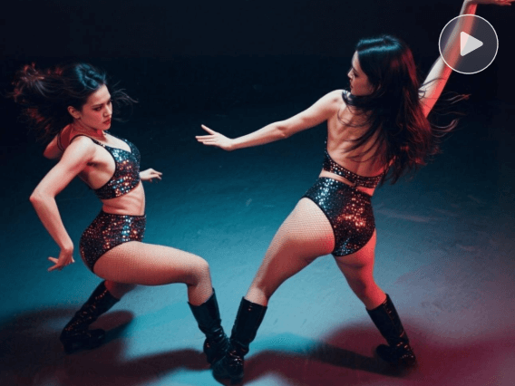 Duas garotas rebolando juntas