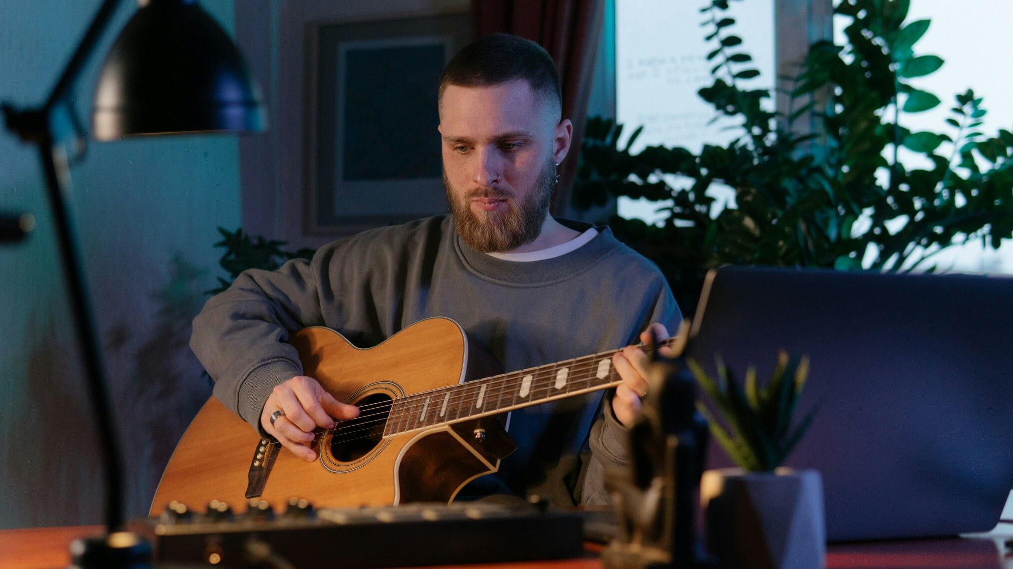 Faça um trailer para um álbum de música com um homem tocando violão