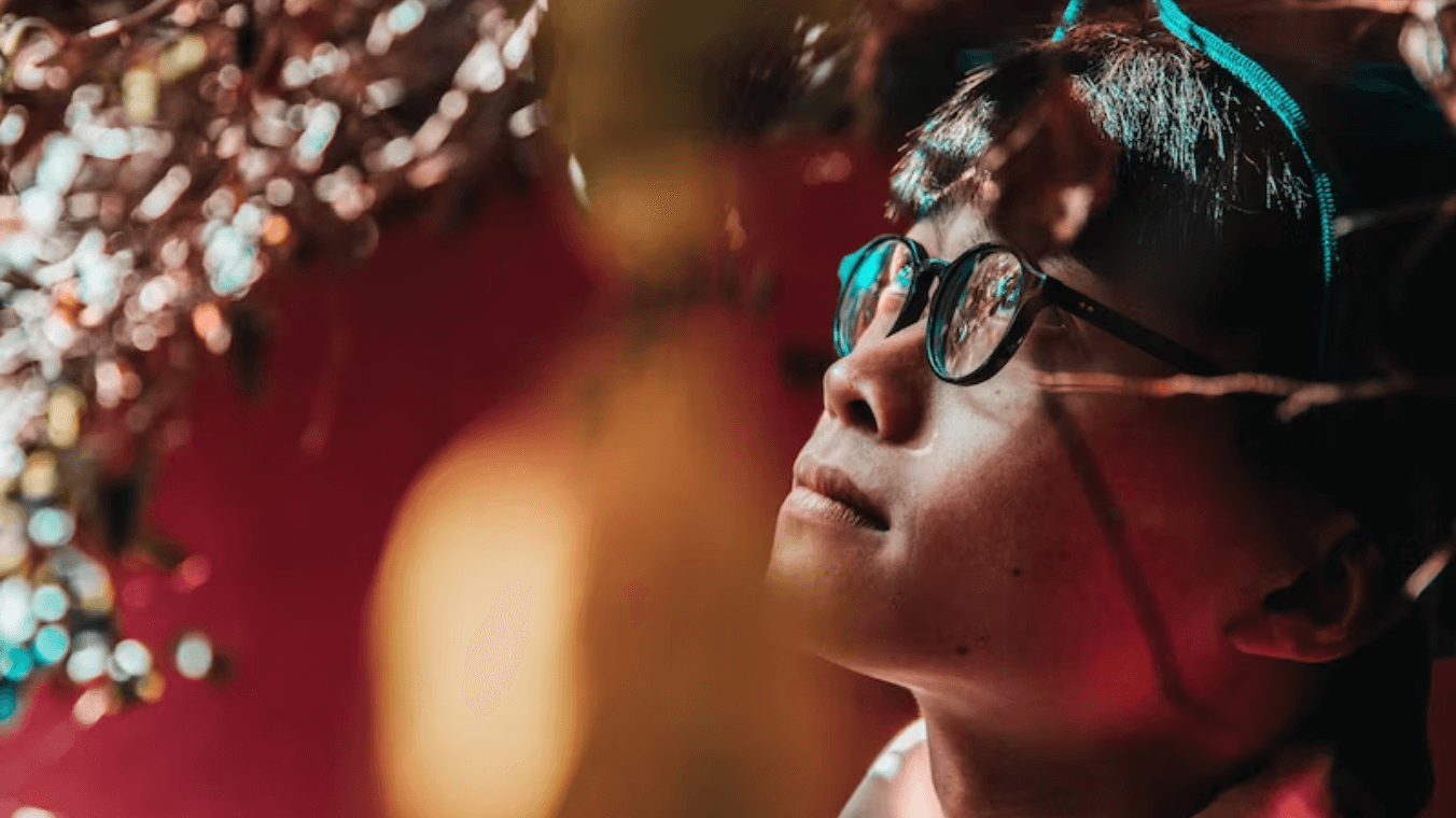 Uma mulher usando óculos e olhando para cima