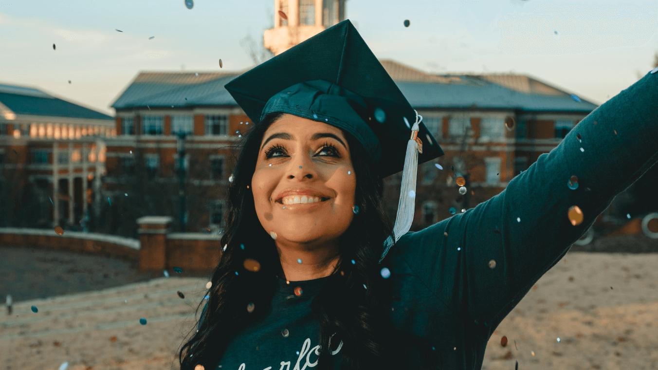 Celebração de formatura com confete