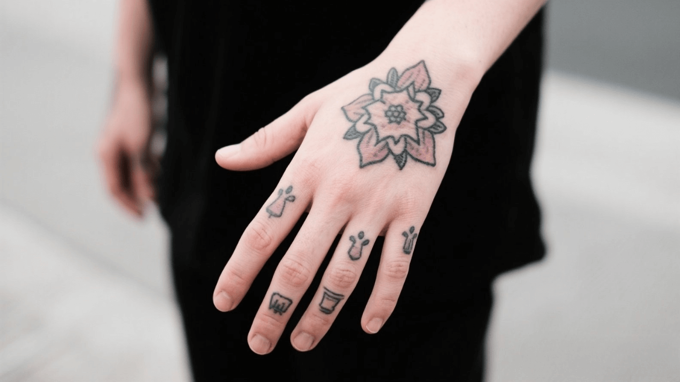 Tatuagem na mão