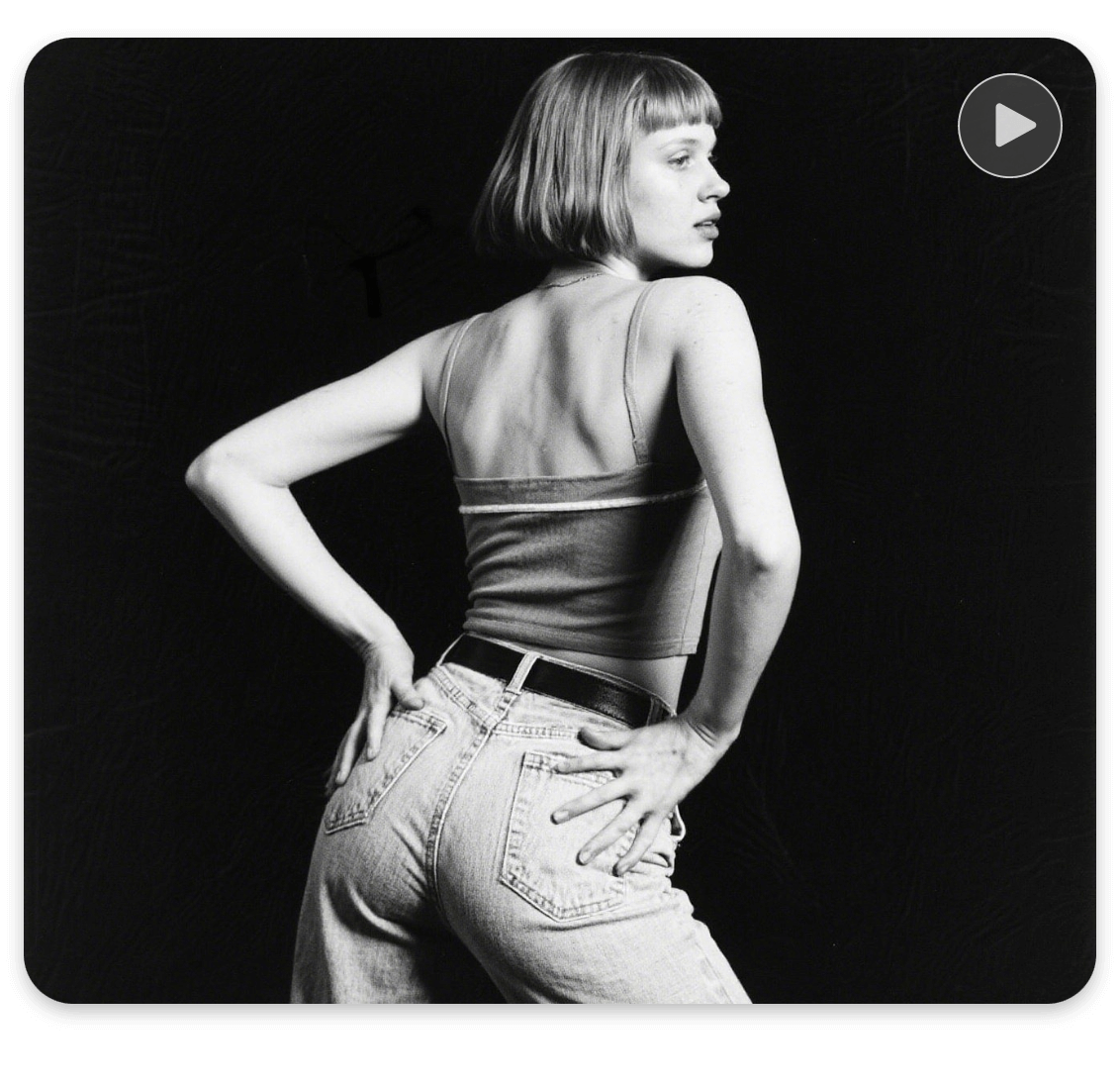 Twerk a garota em uma foto antiga em preto e branco